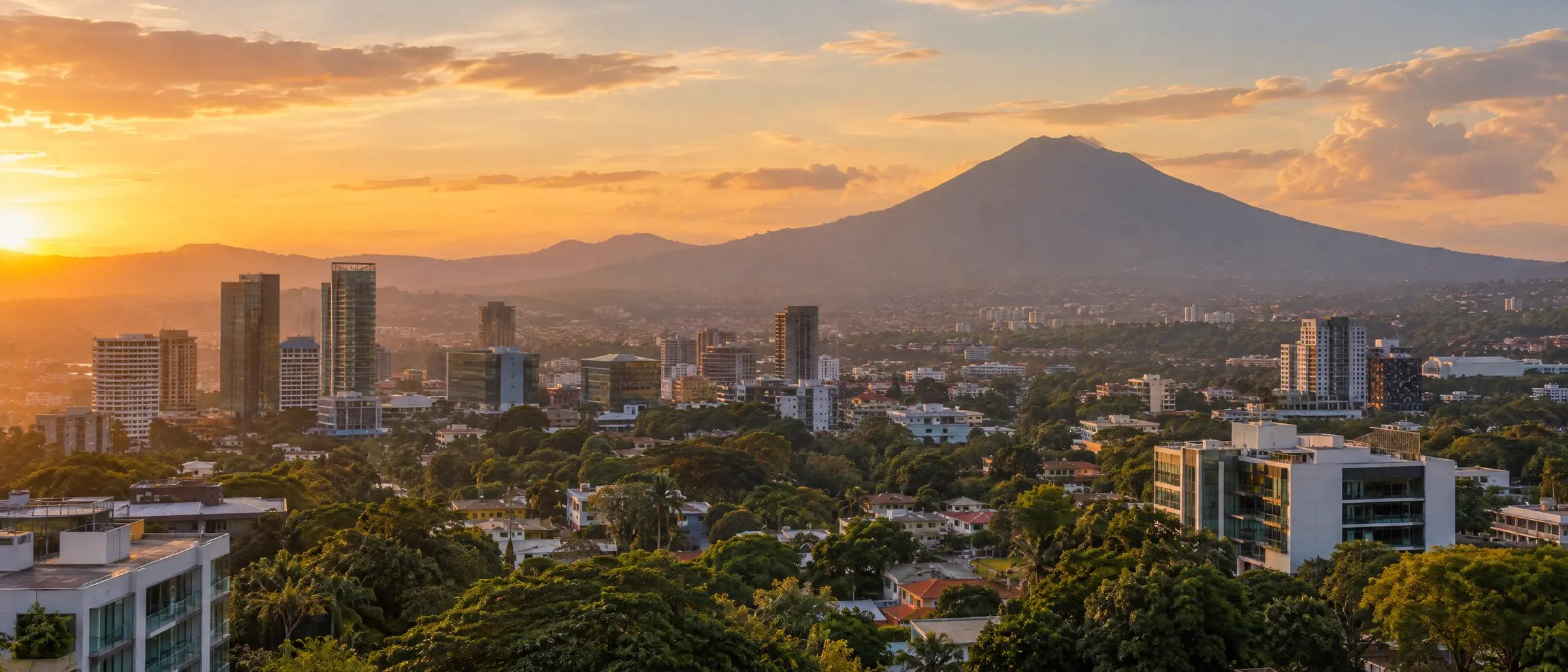 San Salvador al atardecer, con el volcán al fondo
